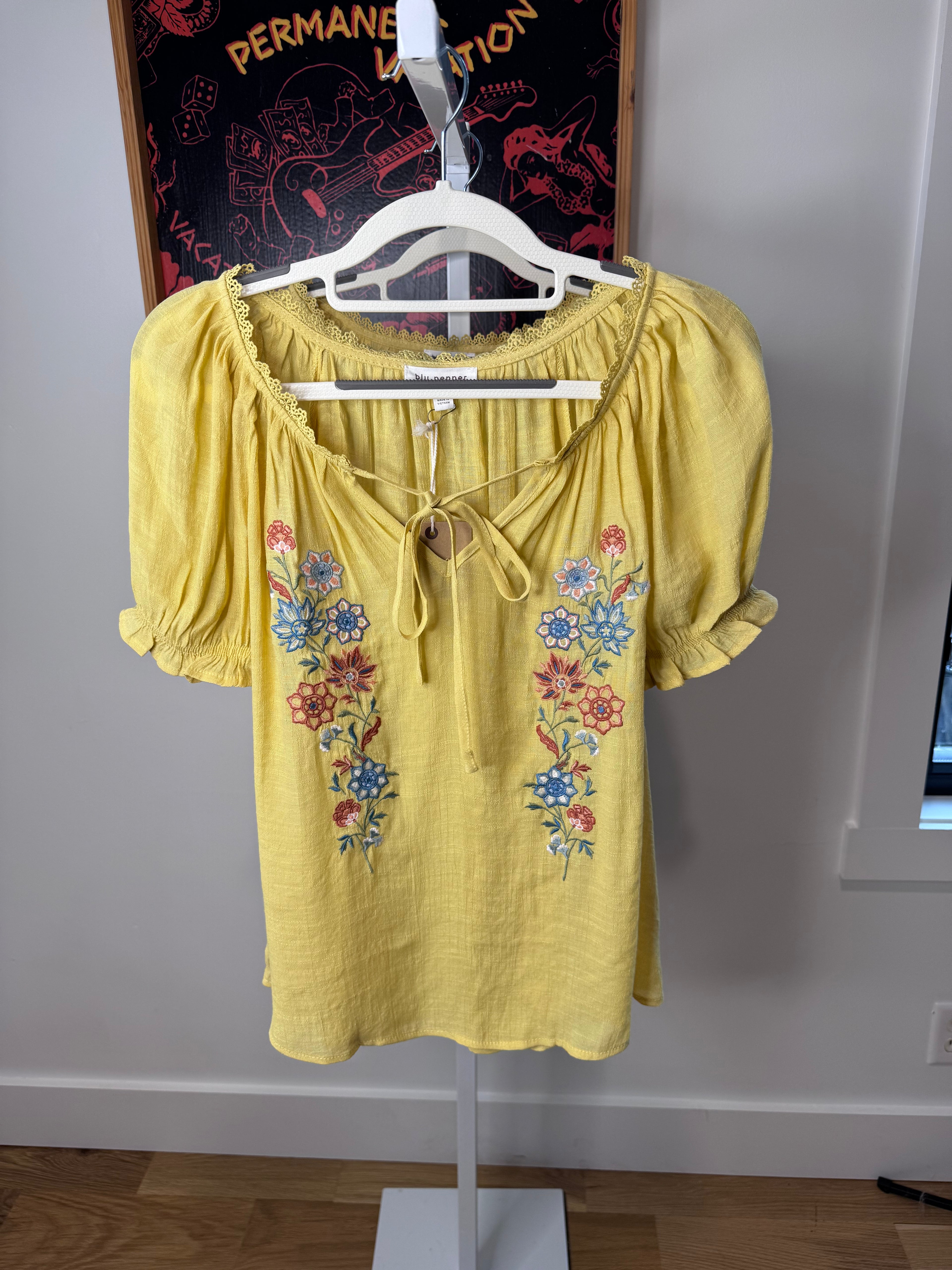 SHORT SLEEVE V-NECK FRONT TIE EMBROIDERY FLORAL BLOUSE